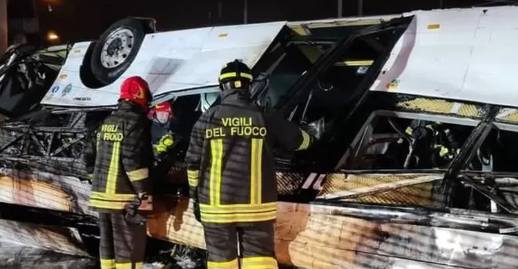 ইতালিতে বাস ফ্লাইওভার থেকে পড়ে নিহত ২১