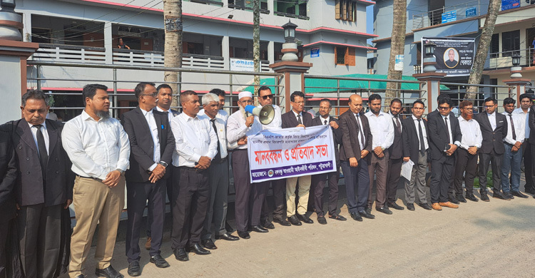 প্রধান বিচারপতির বাসভবনে হামলায় পটুয়াখালী আইনজীবীদের প্রতিবাদ