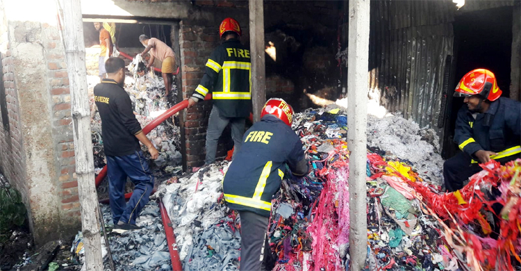 সিদ্ধিরগঞ্জে ঝুটের গুদামে আগুন