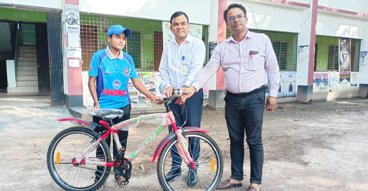 খাদিজাকে নতুন সাইকেল উপহার দিলেন ইউএনও