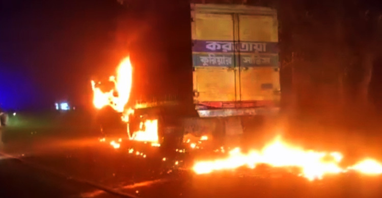 সিরাজগঞ্জে বিএনপির মশাল মিছিল থেকে কাভার্ডভ্যানে আগুন