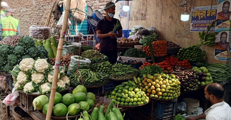 ইফতারের অনেক পণ্যের দাম চড়া