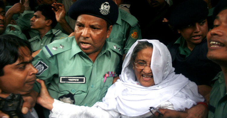 শেখ হাসিনার বিরুদ্ধে সূচনা বক্তব্য উপস্থাপন চলছে