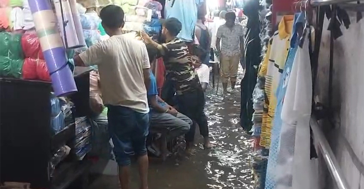 পূজার আগে বৃষ্টিতে ভাসলো কলকাতা