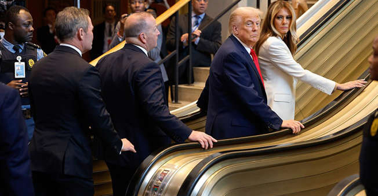 চলন্ত সিঁড়ি-টেলিপ্রম্পটারে বিভ্রাটের তদন্ত চান ট্রাম্প