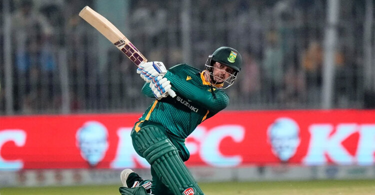 ডি ককের কামব্যাক সেঞ্চুরিতে পাকিস্তানকে উড়িয়ে সমতায় প্রোটিয়ারা