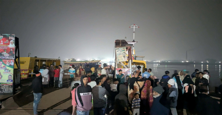 ফেরি থেকে ট্রাকসহ ৫ যানবাহন নদীতে, তিনজনের মরদেহ উদ্ধার