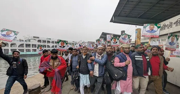 বেলা বাড়ার সঙ্গে সঙ্গে সদরঘাটে বিএনপি নেতাকর্মীদের ঢল