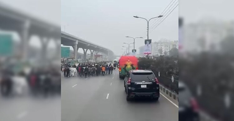 ৩০০ ফিটের উদ্দেশ্য নেতাকর্মীদের জনসমুদ্র ছুটে যাচ্ছে