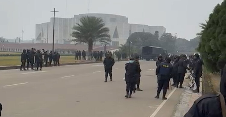 সংসদ ভবনের দক্ষিণ প্লাজায় বাড়ানো হয়েছে নিরাপত্তা ব্যবস্থা
