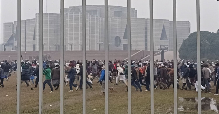 সংসদ ভবনের গেট খুলতেই মানুষের ভিড়