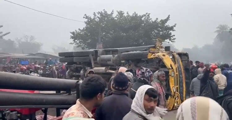 রাজশাহীতে নিয়ন্ত্রণ হারিয়ে বাজারে বালুর ট্রাক, নিহত ৪