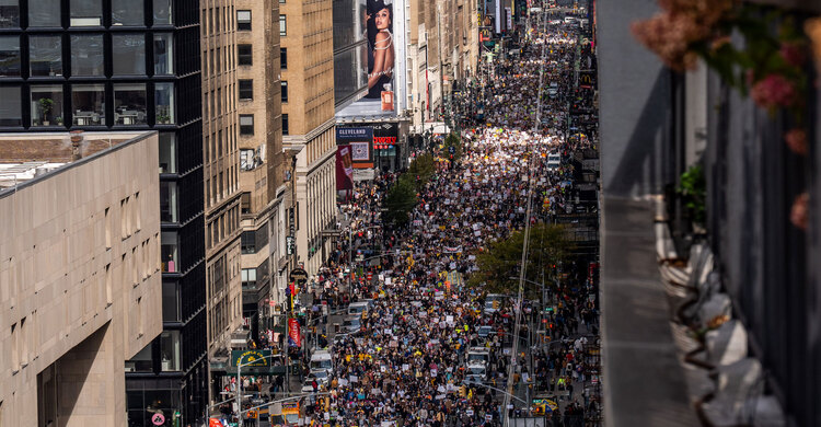 সরকারি কর্মকর্তার গুলিতে নারীর মৃত্যু; যুক্তরাষ্ট্রজুড়ে বিক্ষোভ, রাস্তায় হাজারো মানুষ