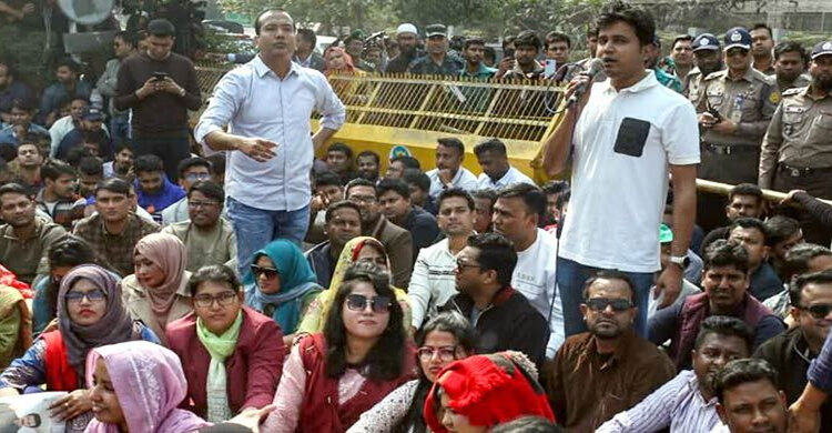 ব্যালটের ভাঁজে ধানের শীষ ইস্যুতে ছাত্রদলের ইসি ঘেরাও