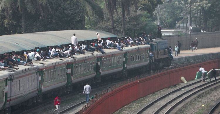 ভোটের আগে ঘরে ফেরার তাড়া, রেলস্টেশনে উপচে পড়া ভিড়