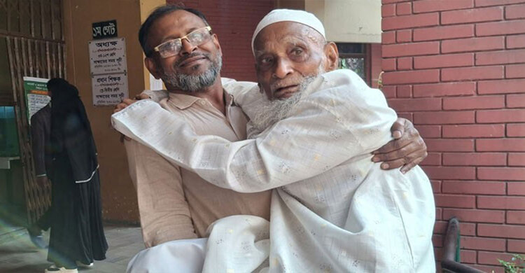 এটাই হয়তো শেষ ভোট, ছেলের কোলে চড়ে ভোট দিলেন ৯০ বছরের কুদ্দুস