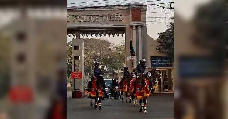 ঘোড়ায় চড়ে টহল দিচ্ছে ডিএমপির অশ্বারোহী দল