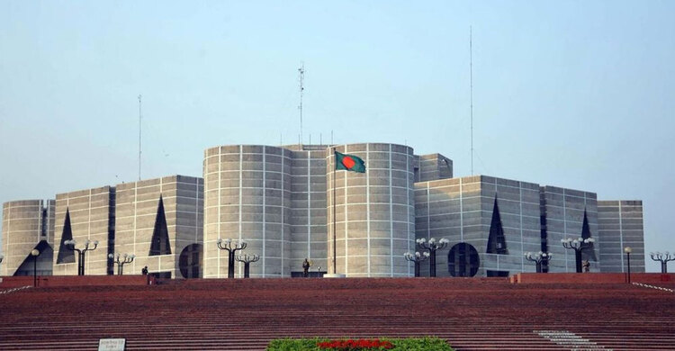 প্রতিশ্রুতির ফুলঝুড়ির বাস্তবায়ন হবে কতটা?