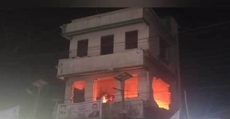 ময়মনসিংহে আওয়ামী লীগের কার্যালয়ে বৈষম্যবিরোধীদের আগুন