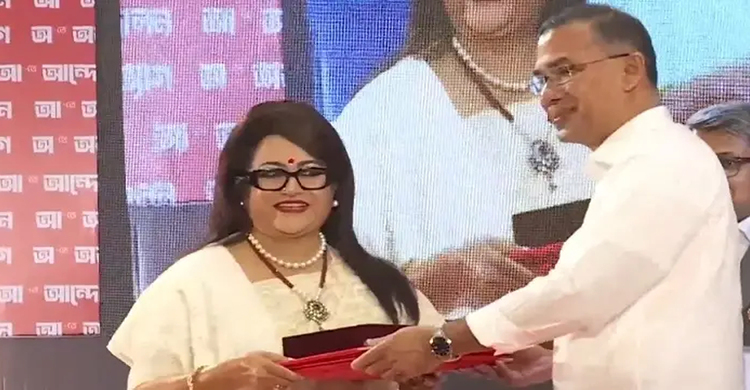 গুণীজনদের হাতে একুশে পদক তুলে দিলেন প্রধানমন্ত্রী