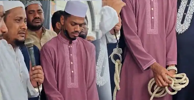 প্যারোলে মুক্তি পেয়ে বাবার জানাজায় অংশ নিয়েছেন ফেনীর যুবলীগ নেতা