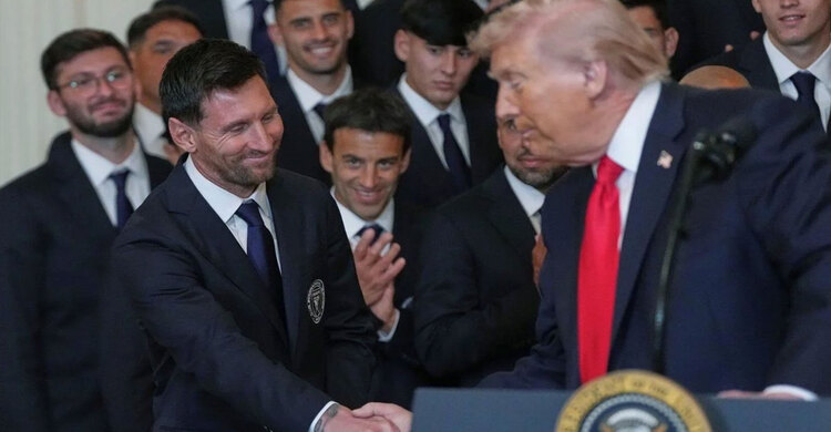 প্রথমবার হোয়াইট হাউজে মেসি, ট্রাম্পকে দিলেন উপহার