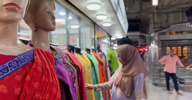 কমেছে পোশাকের দাম, অনলাইন কেনাকাটায় শপিংমলে বেচাকেনায় ভাটা