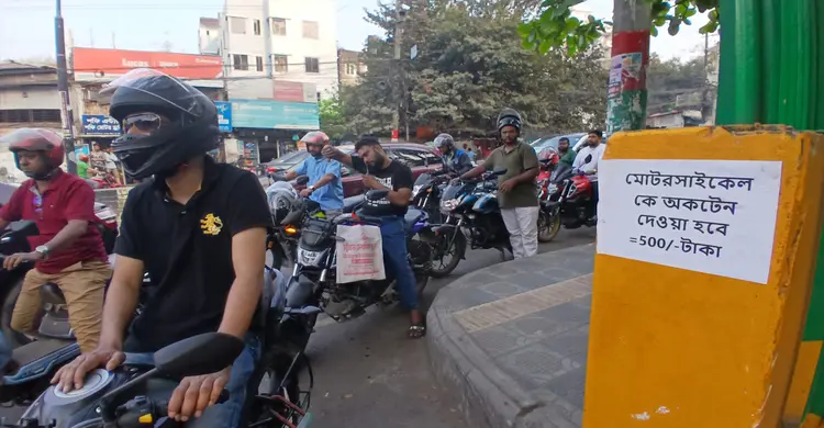 চট্টগ্রামে পেট্রোল পাম্পে মোটরসাইকেল ও প্রাইভেট কারের ভিড়