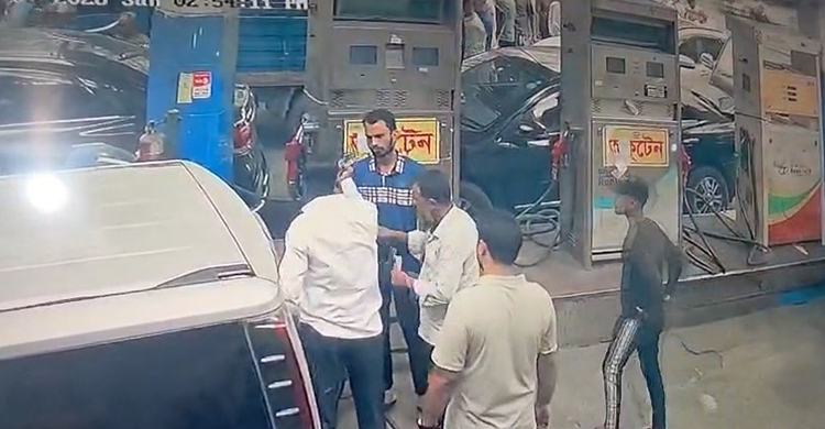 মোহাম্মদপুরে তেল কম দেওয়ায় অস্ত্র দেখিয়ে পাম্প কর্মচারীকে হুমকি