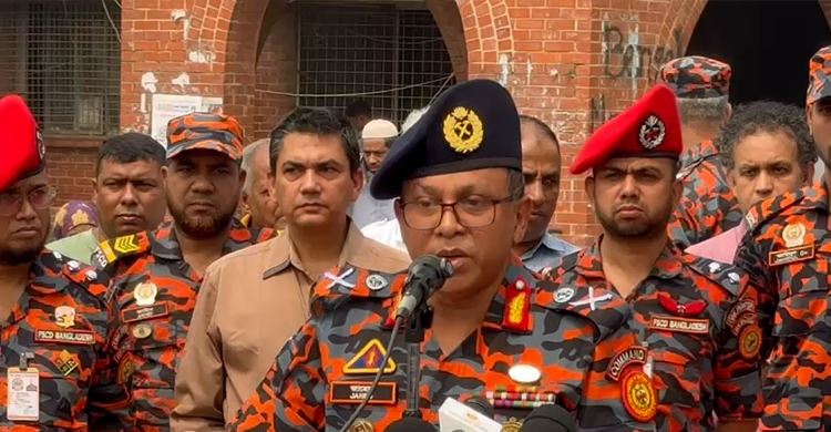 জীবন বাজি রেখে কাজ করছেন ফায়ার সার্ভিসের কর্মীরা : মুহাম্মদ জাহেদ কামাল
