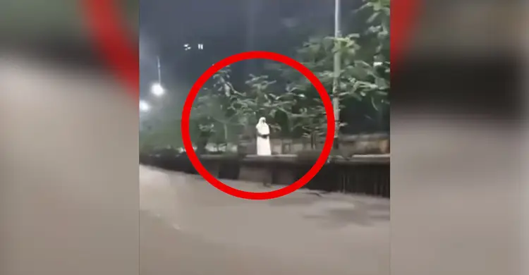 ঢাকা বিশ্ববিদ্যালয়ে রোড ডিভাইডারে নামাজ আদায়, ভিডিও ভাইরাল