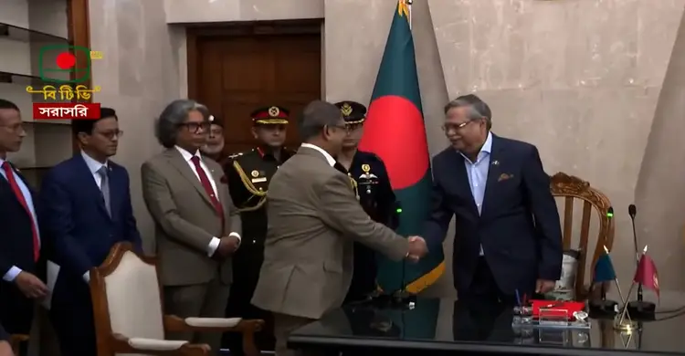 নতুন মন্ত্রী হিসেবে শপথ নিলেন আহমেদ আজম খান