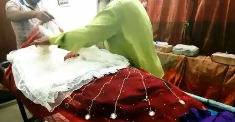 পরনে লাল শাড়ি-হাতে মেহেদি, বিয়ের সাজেই শে ষ যাত্রা