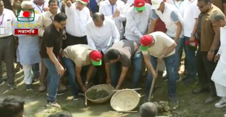 বাবার মত কোদাল দিয়ে মাটি কেটে খাল খনন কর্মসূচির উদ্বোধন করলেন প্রধানমন্ত্রী