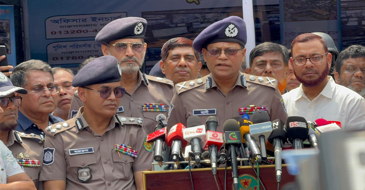 চালকদের বেসিক ট্রাফিক আইন শেখাতে হবে: আইজিপি