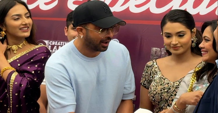 দুই নায়িকাকে সঙ্গে নিয়ে 'প্রিন্স' দেখলেন শাকিব খান