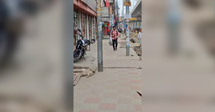 উচ্ছেদ অভিযানের খবরে জিনিসপত্র সরিয়ে নিচ্ছেন দোকানিরা