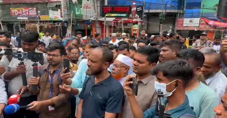 ফার্মগেটে ফুটপাতে অবৈধ স্থাপনা উচ্ছেদে ডিএমপির অভিযান