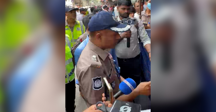 উচ্ছেদ অভিযানে পুলিশের সঙ্গে দোকানিদের বাকবিতণ্ডা।