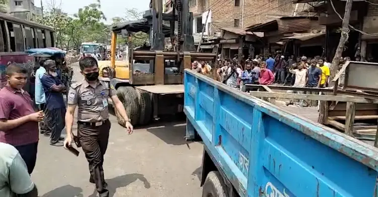 সড়ক দখলমুক্ত করতে ধোলাইখালে ডিএমপির অভিযান