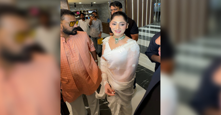 সাদা শাড়িতে মুগ্ধতা ছড়ালেন পূজা চেরি