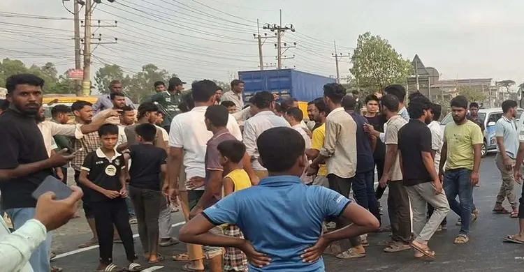 বালু উত্তোলন নিয়ে সংঘর্ষে ঢাকা-চট্টগ্রাম মহাসড়ক অবরোধ