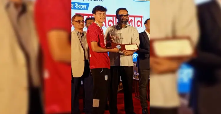 ক্রীড়া প্রতিমন্ত্রীর কাছ থেকে এক লাখ টাকার চেক নিলেন ডেকলান সুলিভান