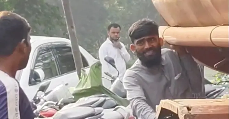 মাগুরায় তেল না পেয়ে তেলবাহী ট্রাক ধরে যুবকের টানাটানি