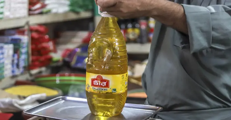 বাজারে বোতলজাত সয়াবিন তেলের সংকট, দাম চড়া মুরগি-সবজির