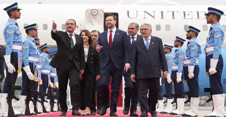 ই'রা'নে'র সঙ্গে চুক্তি না করেই পাকিস্তান ছাড়লেন মার্কিন ভাইস প্রেসিডেন্ট