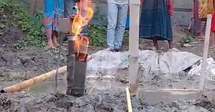 পাইপ বসাতে গিয়ে ‘গ্যাস’, মাগুরায় উৎসুক জনতার ভিড়