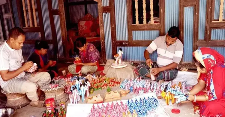 মৃৎশিল্পীদের ব্যস্ততা তুঙ্গে, বৈশাখী উৎসব ঘিরে ঘুরে দাঁড়ানোর স্বপ্ন