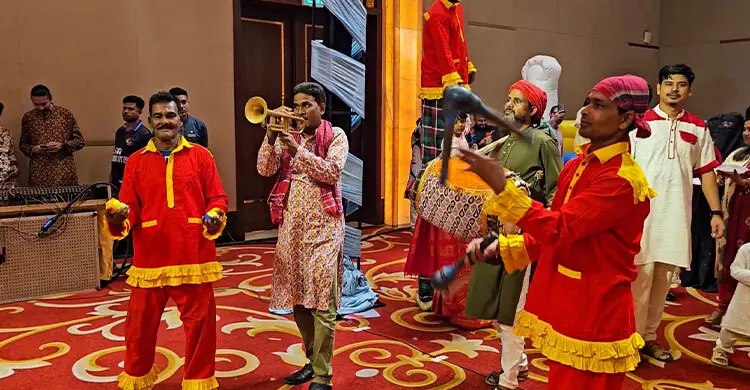 তিন বলের খেলা দেখিয়ে মুগ্ধ করলেন দর্শকদের