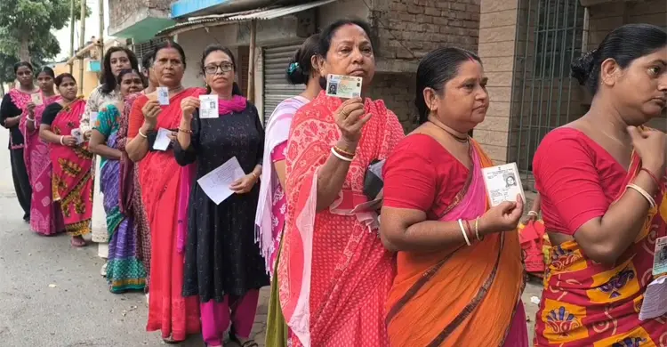 দিনের শুরুতেই ইভিএম নষ্ট, ভোট দিতে পারছেন না ভোটাররা